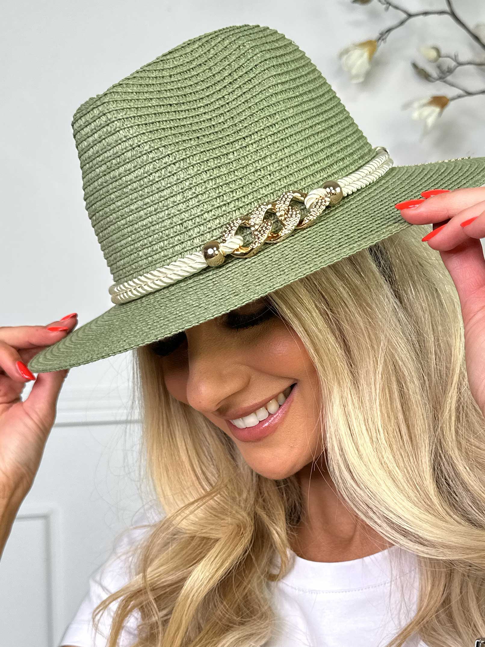 Olivias - Hatt med glänsande snöre och smycken